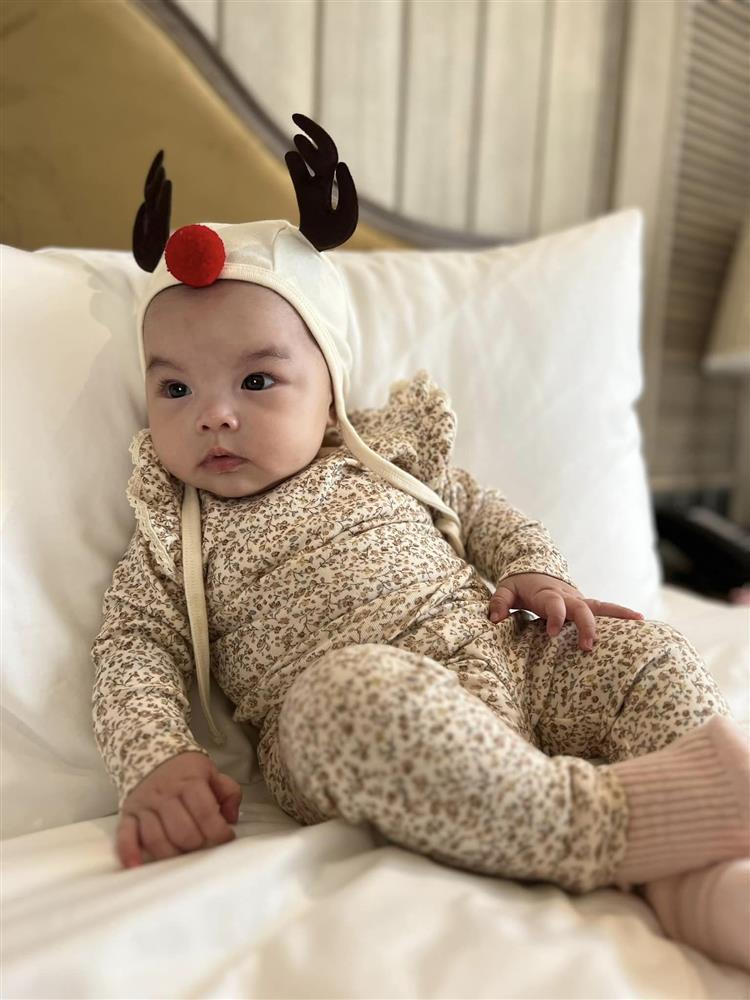 Tin showbiz Việt ngày 25/12: Mạnh Trường đưa con sơ sinh chơi Noel-8