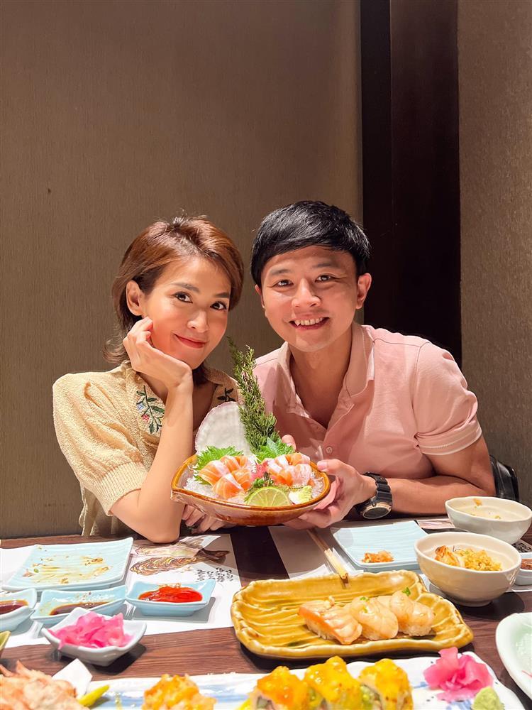 Tin showbiz Việt ngày 25/12: Mạnh Trường đưa con sơ sinh chơi Noel-10