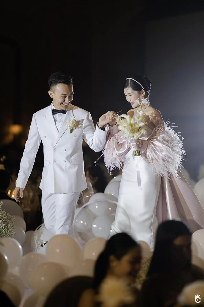 Vợ chồng Lê Âu Ngân Anh chụp ảnh cho nhau, hú hồn cái kết-6