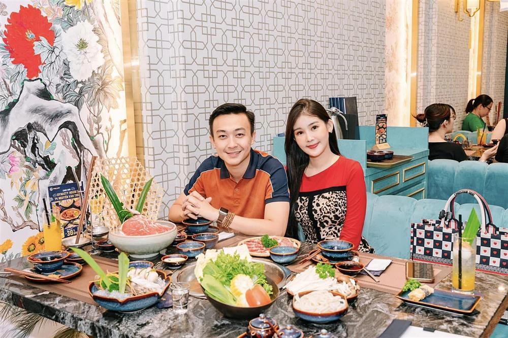 Vợ chồng Lê Âu Ngân Anh chụp ảnh cho nhau, hú hồn cái kết-9