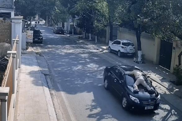 Clip: PGĐ trung tâm GDTX hất CSGT lên nắp capo bỏ chạy-1