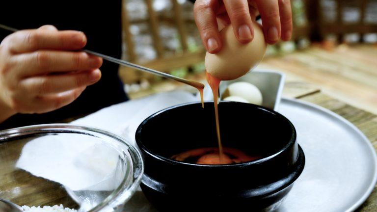 Cơm nấu trong vỏ trứng, món ăn tiện lợi trong những chuyến đi xa-1