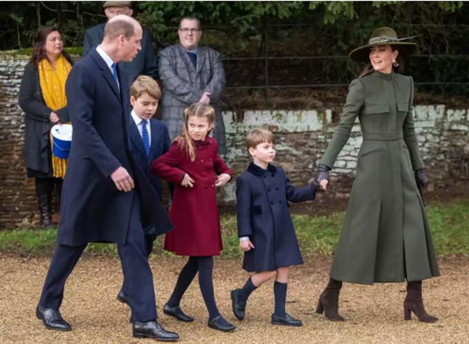Kate mặc lại áo cũ khi dự lễ Giáng sinh truyền thống của Hoàng gia-1