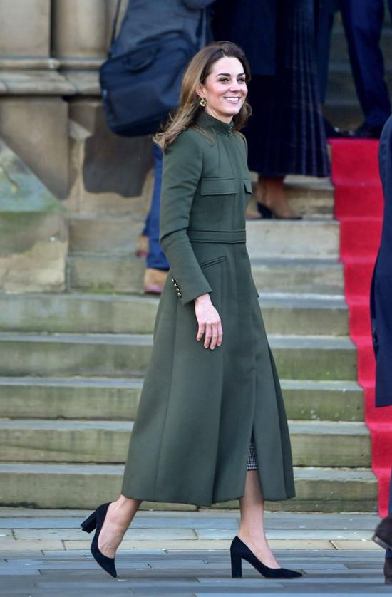 Kate mặc lại áo cũ khi dự lễ Giáng sinh truyền thống của Hoàng gia-2