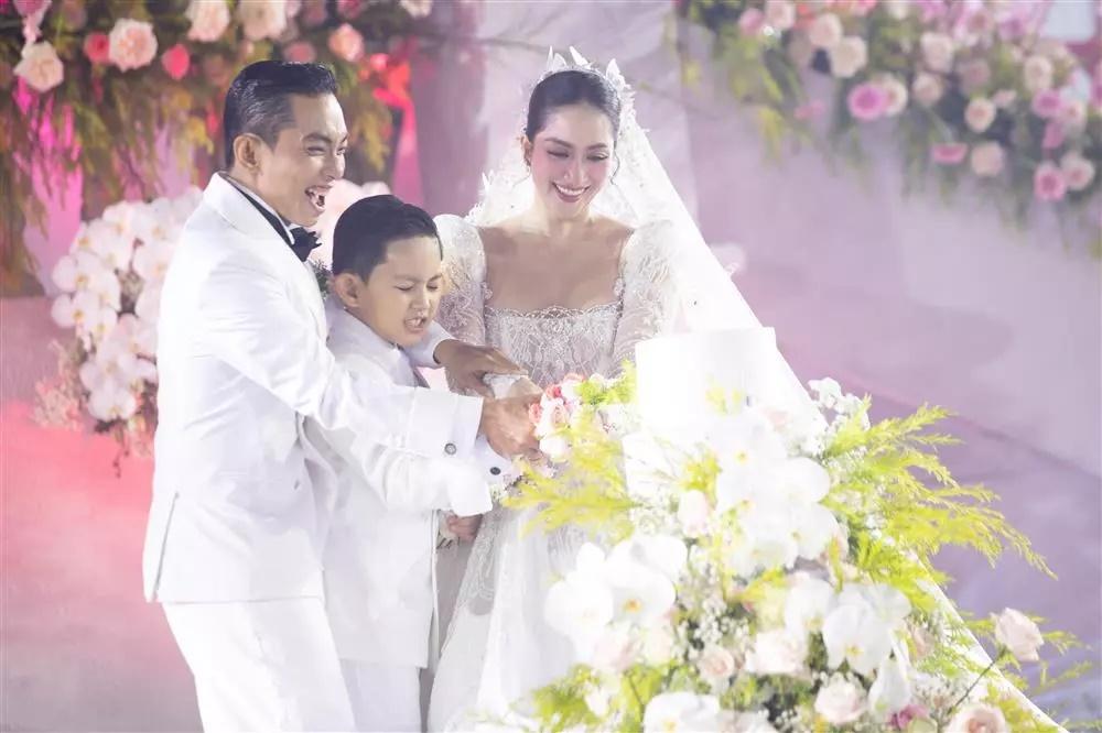 Phan Hiển khoe xế mới sau đám cưới, bóc giá bất ngờ-6