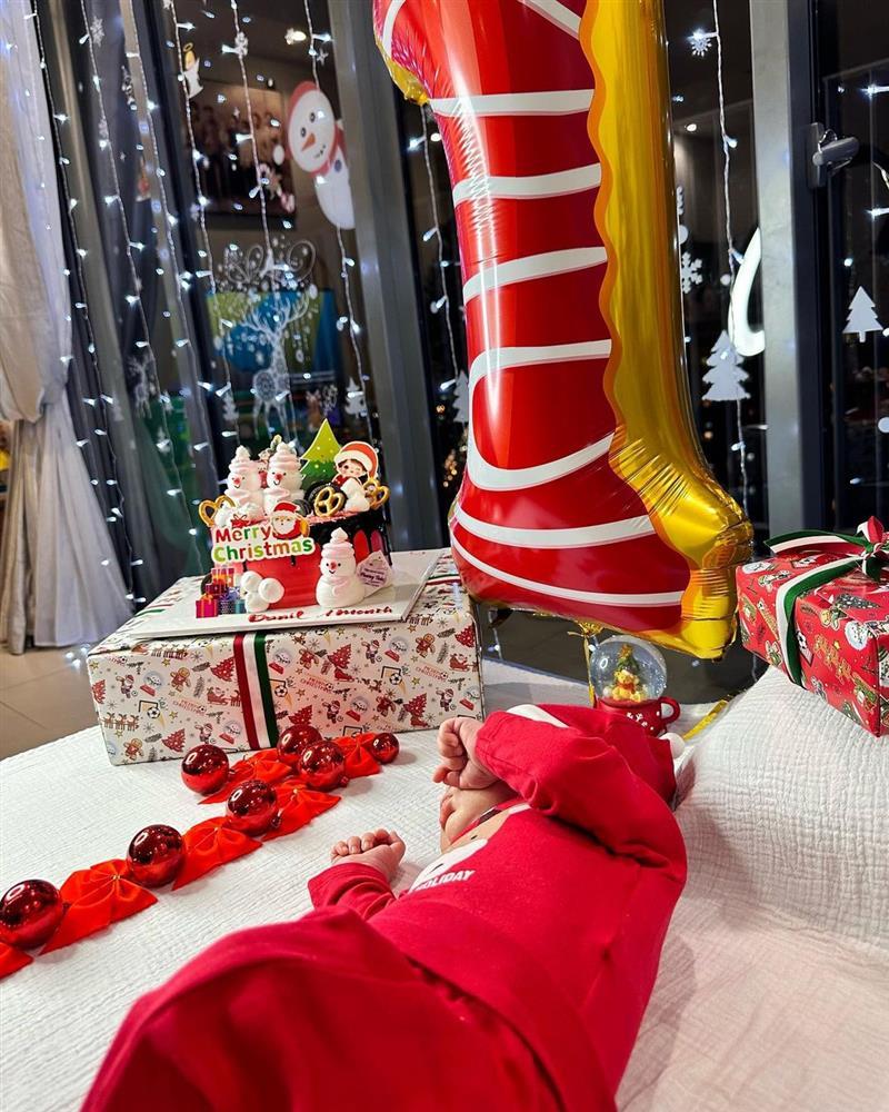 Vừa chào đời, quý tử nhà Bùi Tiến Dũng được nuôi chuẩn rich kid-6