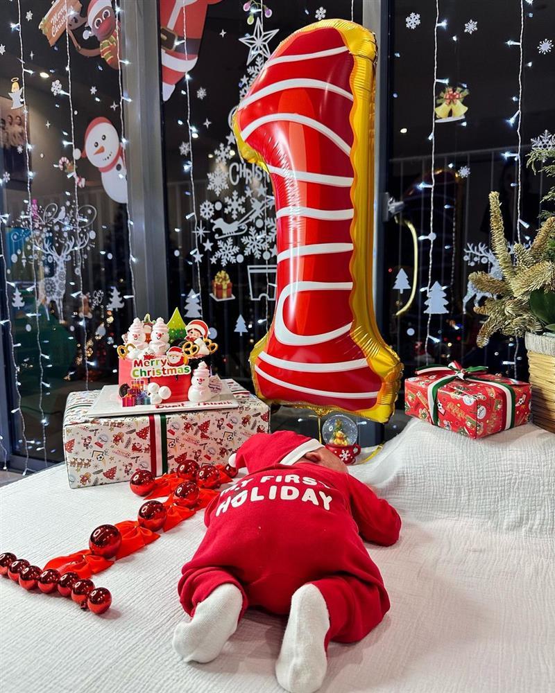 Vợ chồng Bùi Tiến Dũng ăn mặc xuề xòa làm đầy tháng cho con trai-7