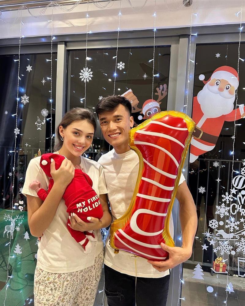 Vợ chồng Bùi Tiến Dũng ăn mặc xuề xòa làm đầy tháng cho con trai-3