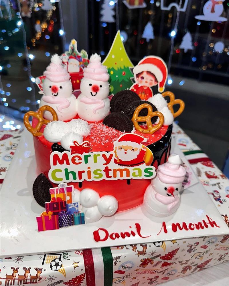 Vợ chồng Bùi Tiến Dũng ăn mặc xuề xòa làm đầy tháng cho con trai-6