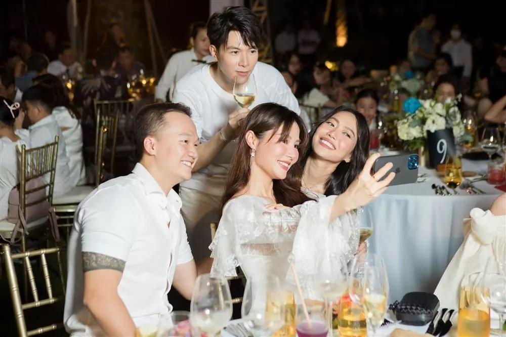 Diễm My 9X được cầu hôn, chốt sổ tin vui năm 2022-4