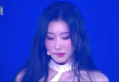 Chaeryeong (ITZY) biểu cảm bất ổn trên sân khấu, sức khỏe đáng báo động-3
