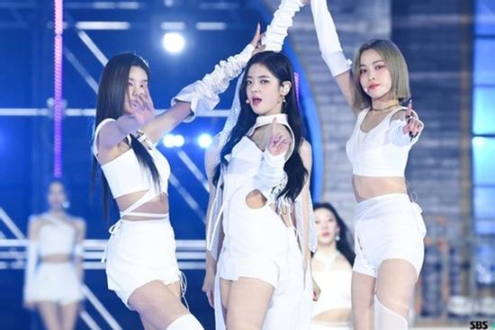 Chaeryeong (ITZY) biểu cảm bất ổn trên sân khấu, sức khỏe đáng báo động