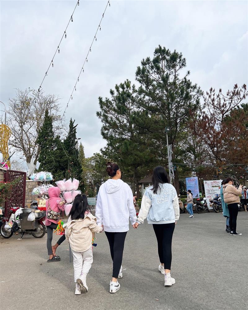 4 mẹ con Phạm Quỳnh Anh mỗi lần xuất hiện lại gây sốt visual-3