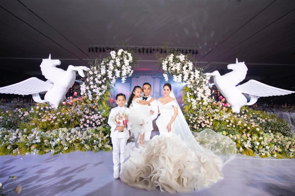 Vì sao con gái vắng mặt trong lễ cưới Khánh Thi - Phan Hiển?-4