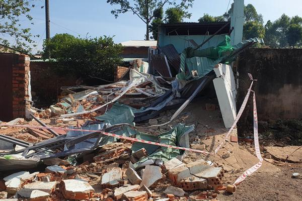 Mâu thuẫn làm ăn, thanh niên lái máy xúc phá sập 2 căn nhà-2