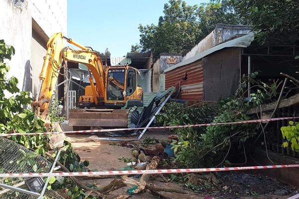 Mâu thuẫn làm ăn, thanh niên lái máy xúc phá sập 2 căn nhà-1