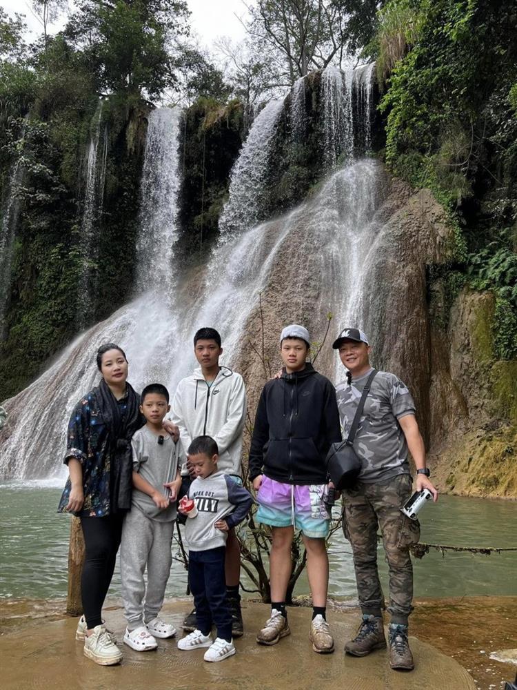 MC đông con nhất VTV khoe ảnh hiếm về vợ đại gia tài giỏi-1