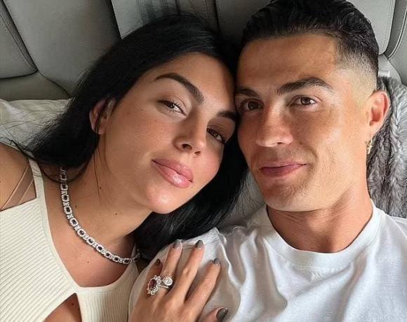 Ronaldo được bạn gái Lọ Lem tặng xe hơi hơn 7 tỷ đồng-3