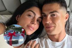 Ronaldo được bạn gái Lọ Lem tặng xe hơi hơn 7 tỷ đồng