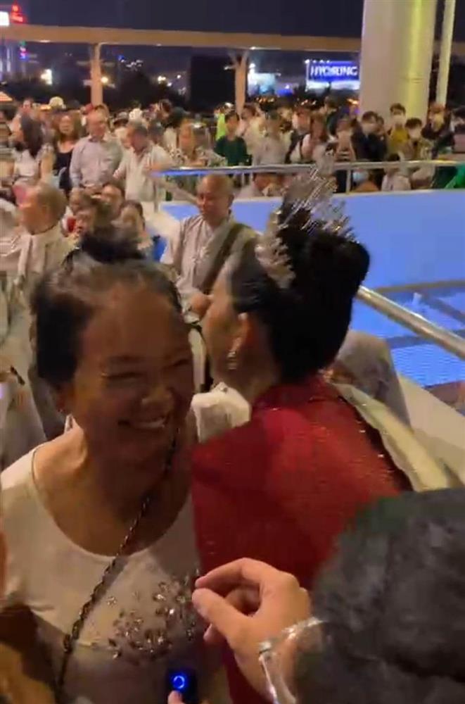 Ngọc Châu lên đường thi Miss Universe, mẹ mặc lại áo 6 năm-8