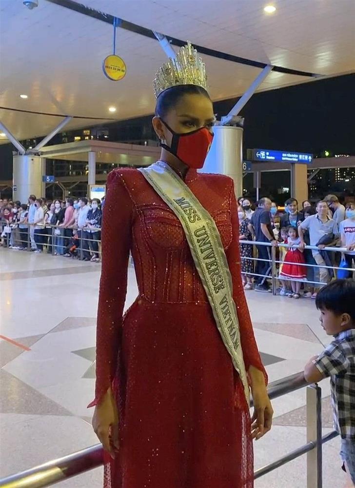 Ngọc Châu lên đường thi Miss Universe, mẹ mặc lại áo 6 năm-1