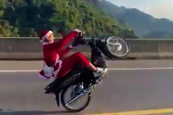 Chân dung 'ông già Noel' bốc đầu, phóng xe như bay trên đường