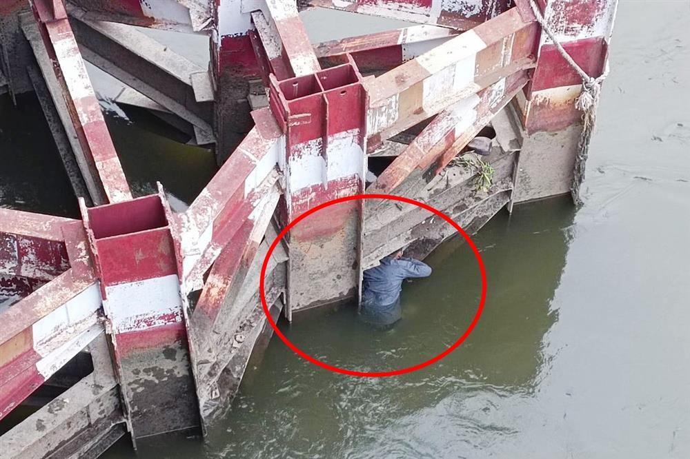 Hành động lạ của nam thanh niên nhảy cầu Sài Gòn tự sát-2