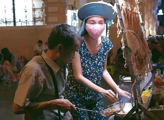 Hoa hậu Thùy Tiên gây sốt khi bán đồ ăn đêm, chạy xe ôm công nghệ-5