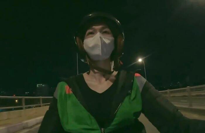 Hoa hậu Thùy Tiên gây sốt khi bán đồ ăn đêm, chạy xe ôm công nghệ-2