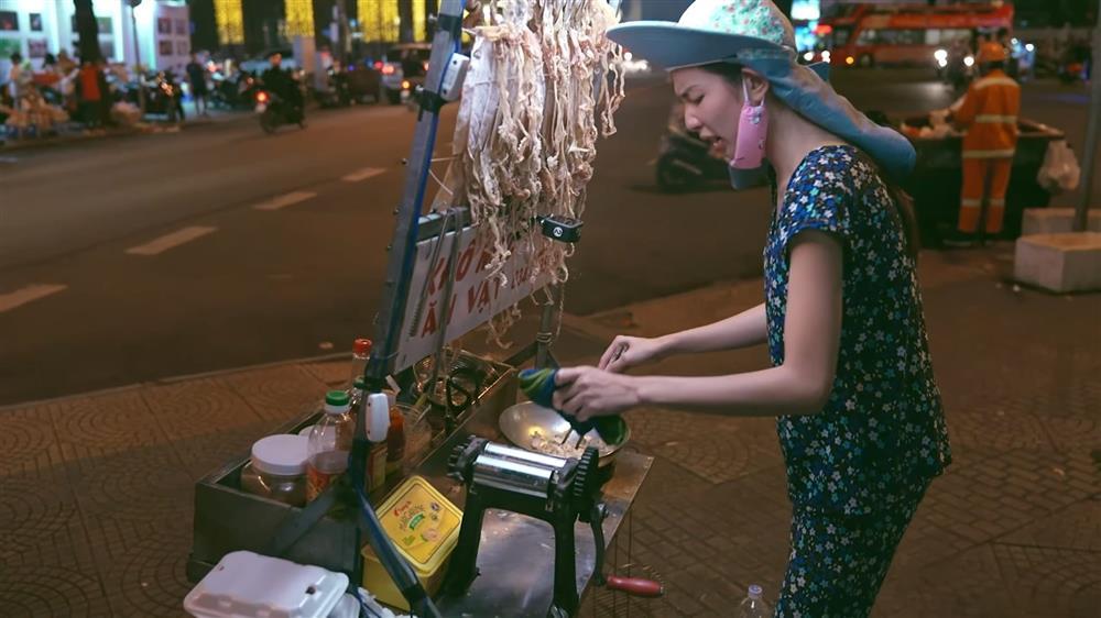 Hoa hậu Thùy Tiên gây sốt khi bán đồ ăn đêm, chạy xe ôm công nghệ-6