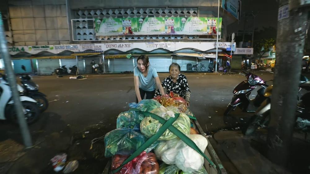 Hoa hậu Thùy Tiên gây sốt khi bán đồ ăn đêm, chạy xe ôm công nghệ-7
