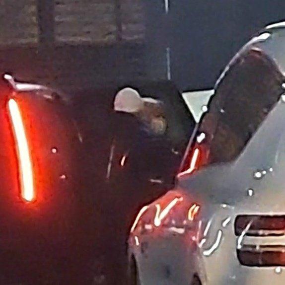 Jimin (BTS) bị bắt gặp trước tòa nhà YG, liệu có phải hẹn hò?-1