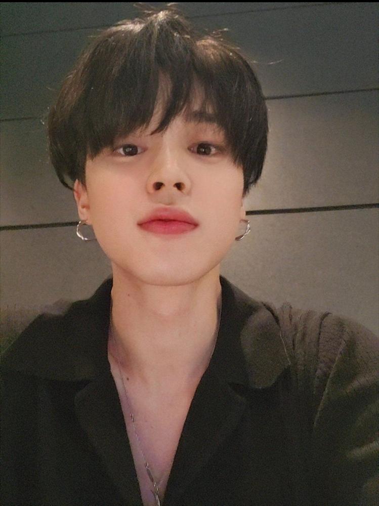 Jimin (BTS) bị bắt gặp trước tòa nhà YG, liệu có phải hẹn hò?-3