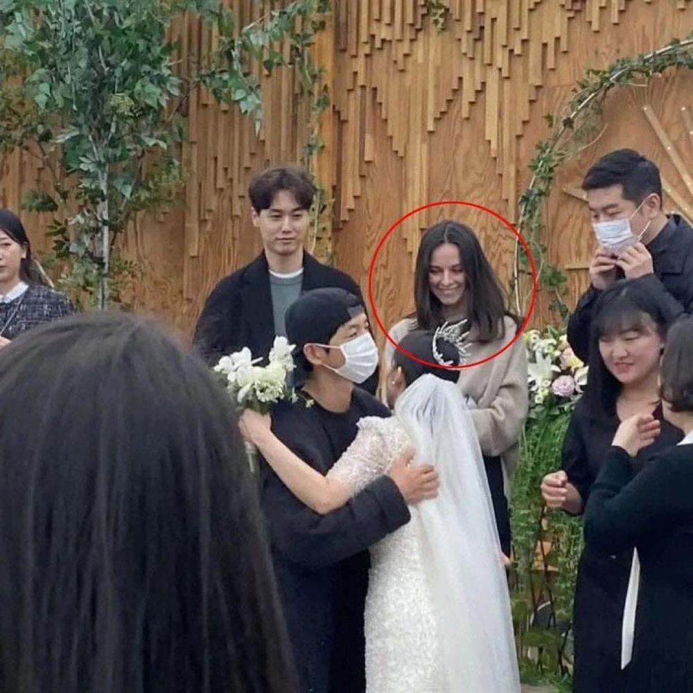 Đi ăn cưới cùng Song Joong Ki, tình mới sáng hơn cả cô dâu-1