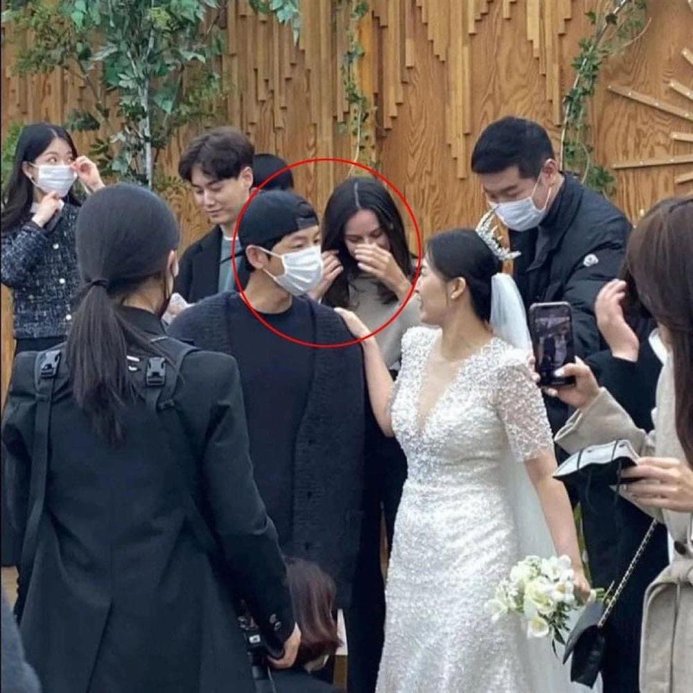 Đi ăn cưới cùng Song Joong Ki, tình mới sáng hơn cả cô dâu-2