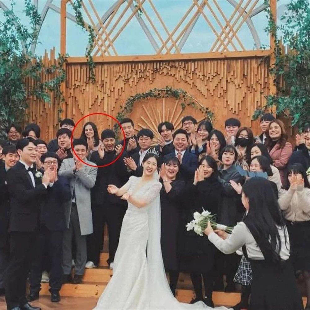 Đi ăn cưới cùng Song Joong Ki, tình mới sáng hơn cả cô dâu-4
