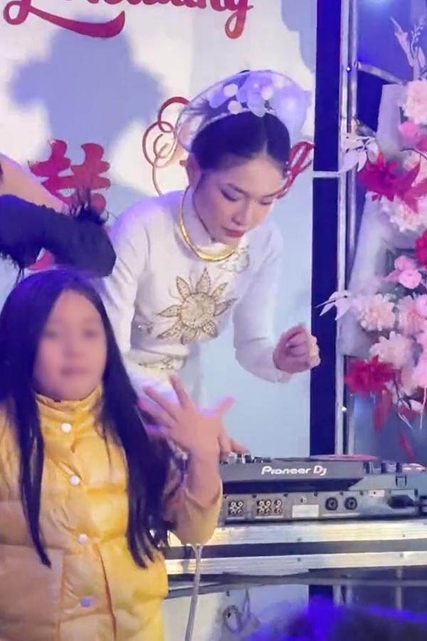 Đám cưới của nữ DJ và nam MC, đi ăn cưới mà tưởng lên bar-1
