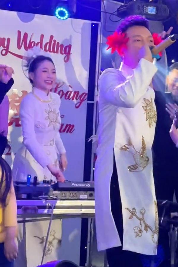 Đám cưới của nữ DJ và nam MC, đi ăn cưới mà tưởng lên bar-2