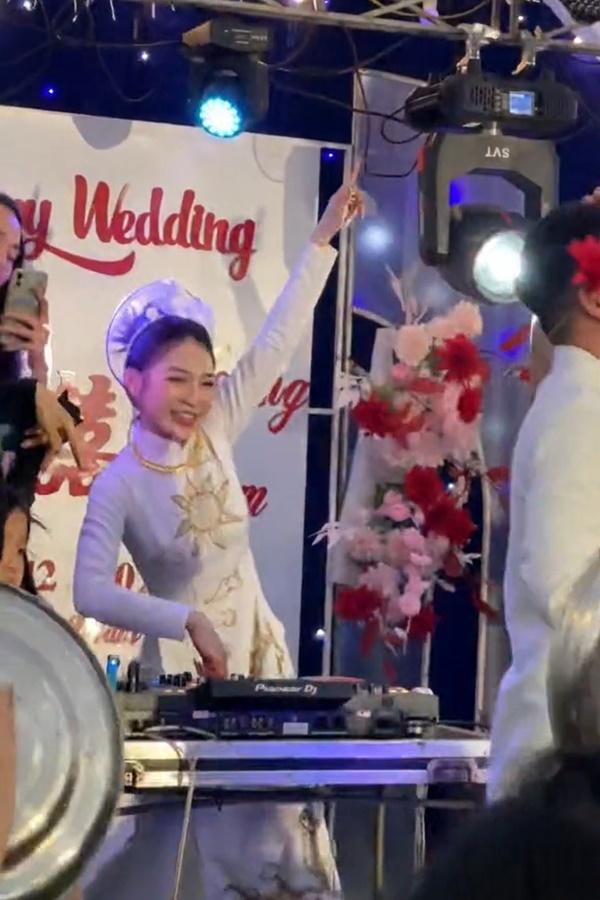 Đám cưới của nữ DJ và nam MC, đi ăn cưới mà tưởng lên bar-3