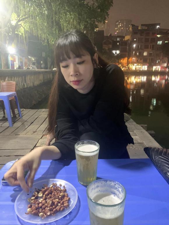 BTV Quốc Khánh rủ vợ đi nhậu, nhan sắc trẻ đẹp bà xã gây sốt-3