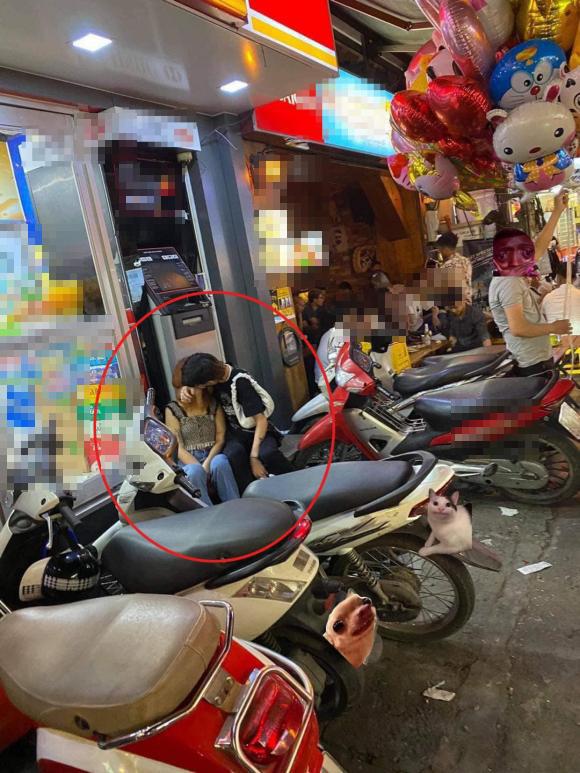 Đỏ mặt đôi trẻ hôn nhau ngấu nghiến trước cửa cây ATM-1
