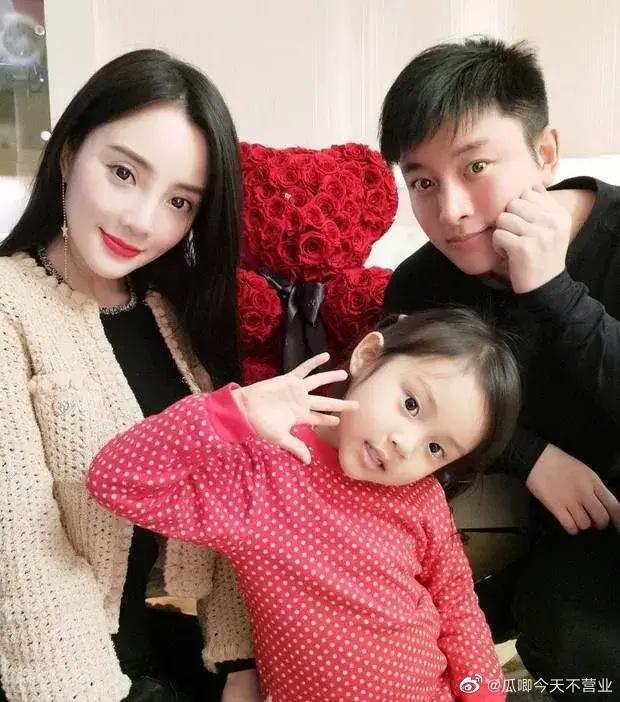 Giả Nãi Lượng và vợ cũ cắm sừng Lý Tiểu Lộ cùng đi chơi-4