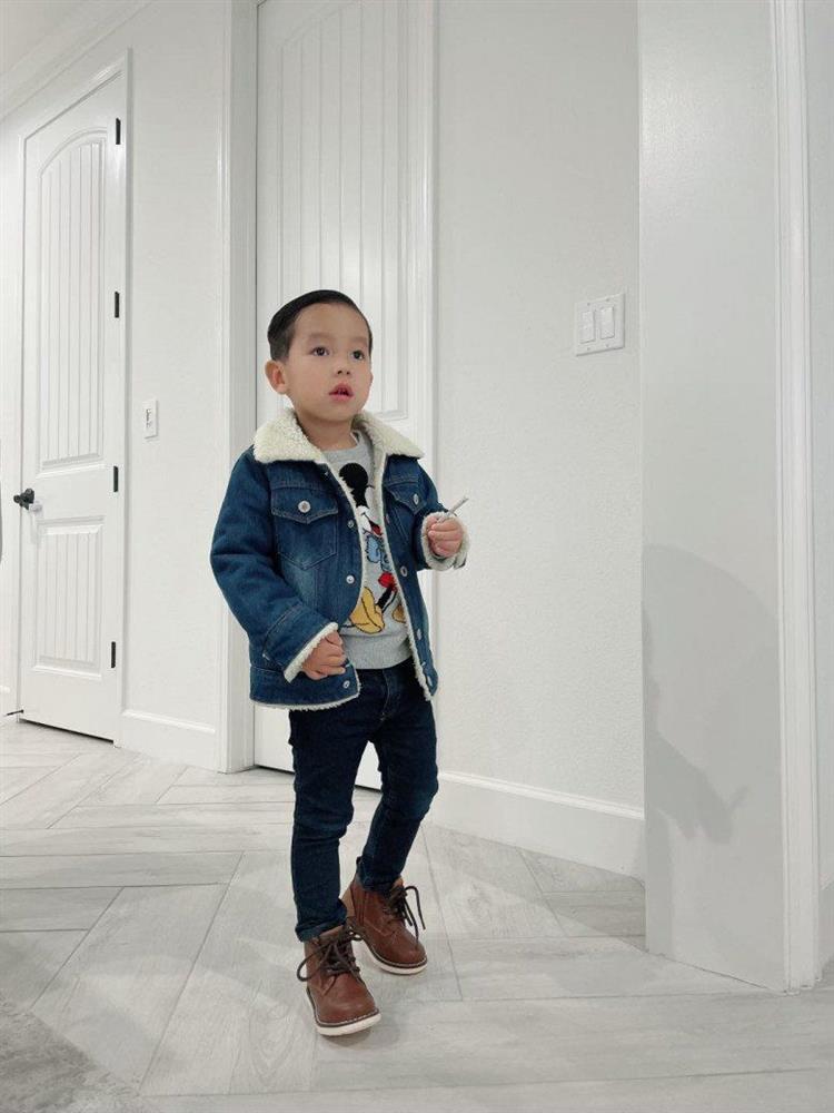 Phạm Hương cho quý tử mặc lại đồ cũ, phong cách hệt bố đại gia-4