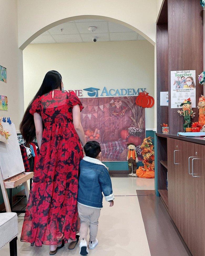 Phạm Hương cho quý tử mặc lại đồ cũ, phong cách hệt bố đại gia-5