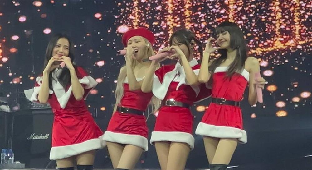 Jennie (BLACKPINK) bị chỉ trích vì dáng ngồi phản cảm trên sân khấu-1