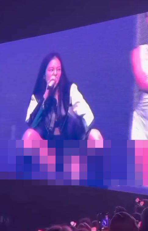 Jennie (BLACKPINK) bị chỉ trích vì dáng ngồi phản cảm trên sân khấu-3