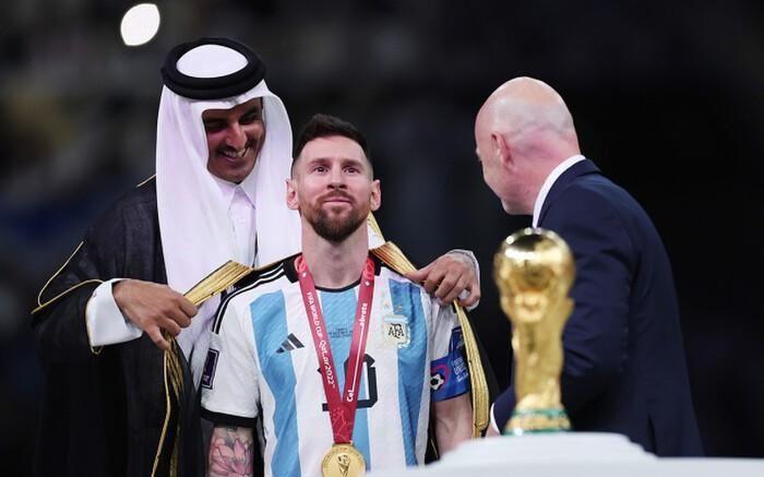 Áo choàng đen Messi mặc khi nhận cúp vô địch... cháy hàng!-1