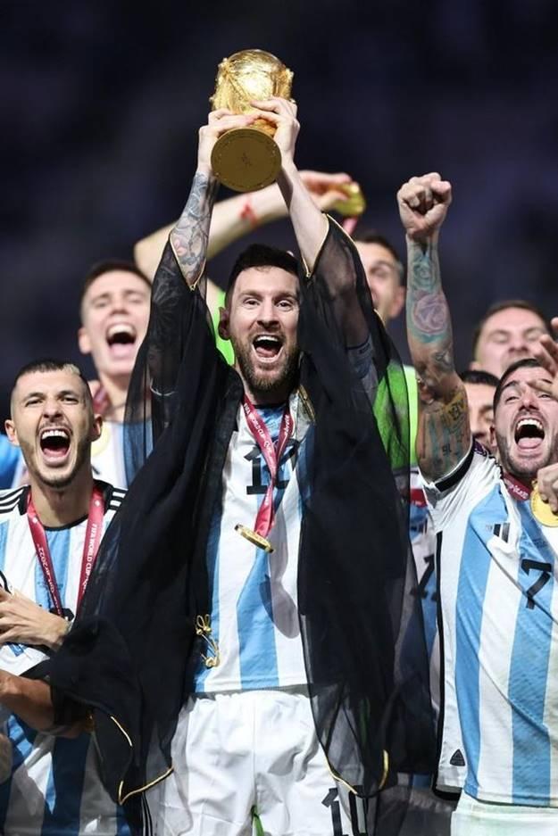 Áo choàng đen Messi mặc khi nhận cúp vô địch... cháy hàng!-2