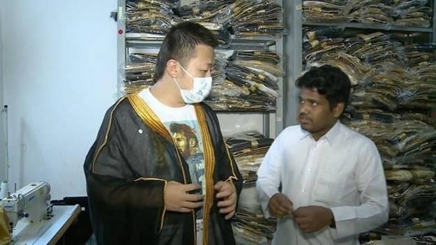 Áo choàng đen Messi mặc khi nhận cúp vô địch... cháy hàng!-4