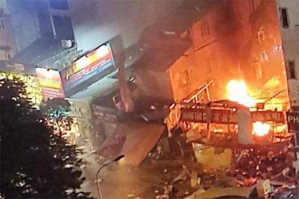 Nổ bình ga, cháy nhà 3 tầng trên phố-2